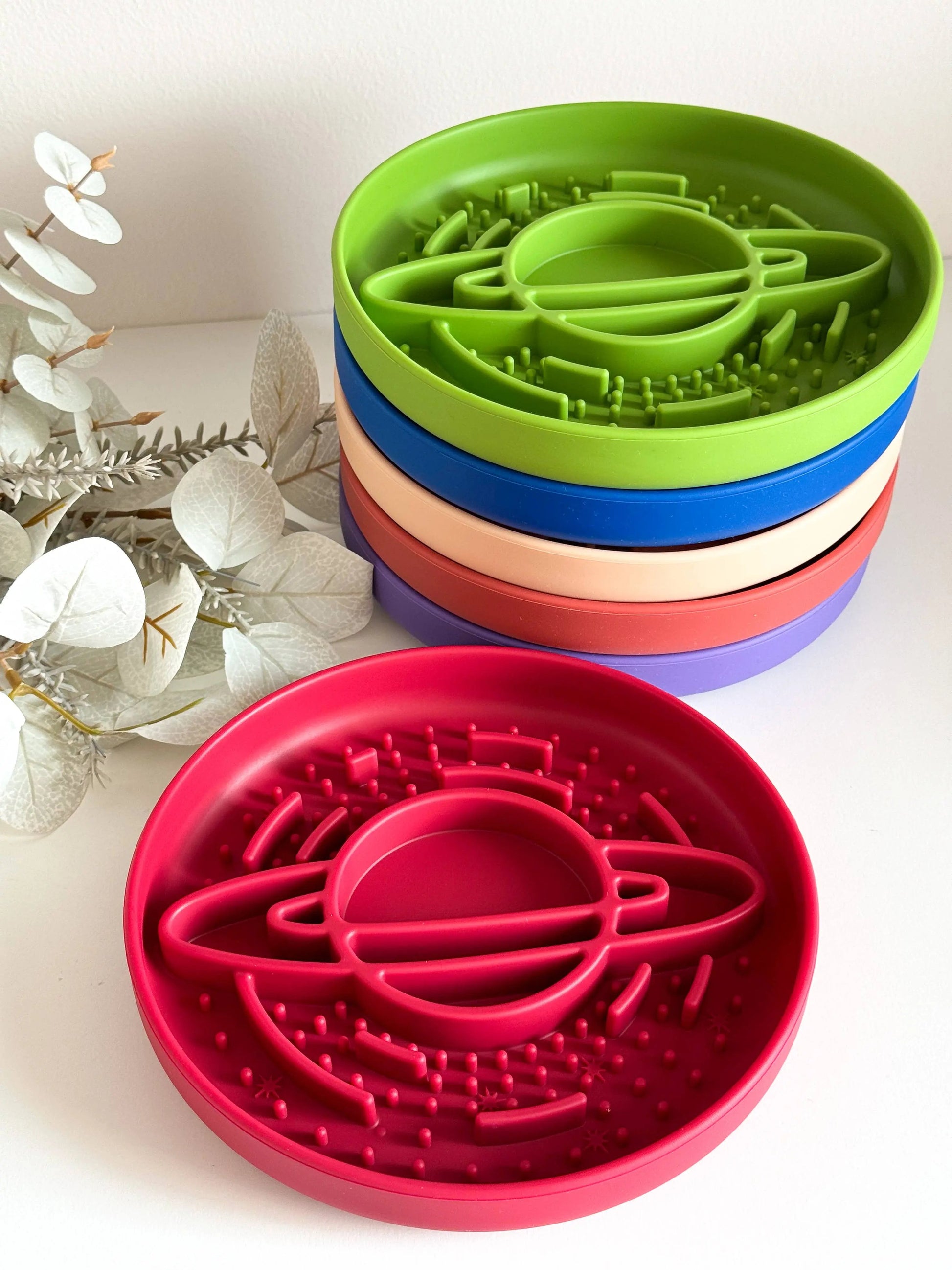 Saturn Slowfeeder skål/slikkemåtte m. sugekop til hunde og katte - Dapple